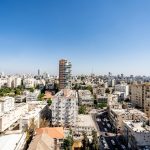 ליווי משפטי למכירת דירה במרכז עם מסמכי נדל״ן וחתימה על הסכם
